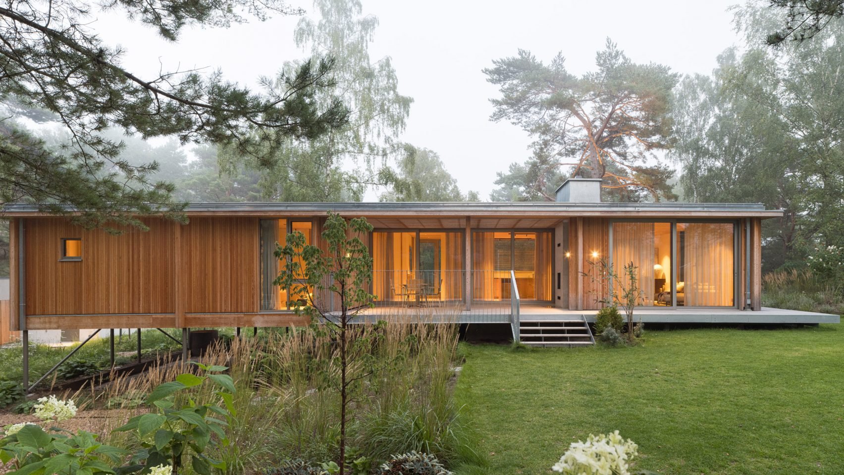 Johan Sundberg Arkitektur 用西伯利亞落葉松包裹瑞典的高架房屋