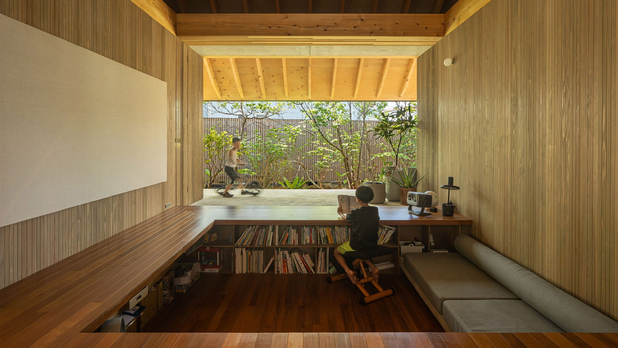 Sakai Architects設計的位於日本島嶼上的離網住宅，採用大型金屬屋頂。