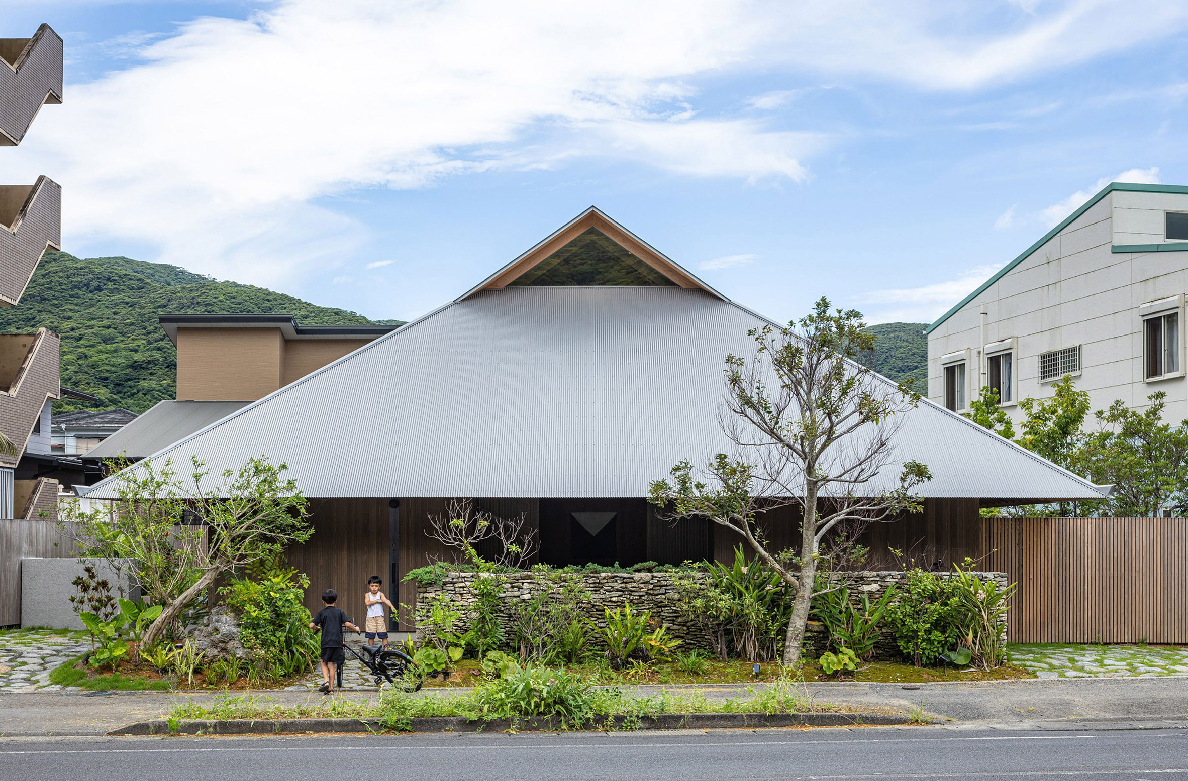 Sakai Architects 設計的 Amami House